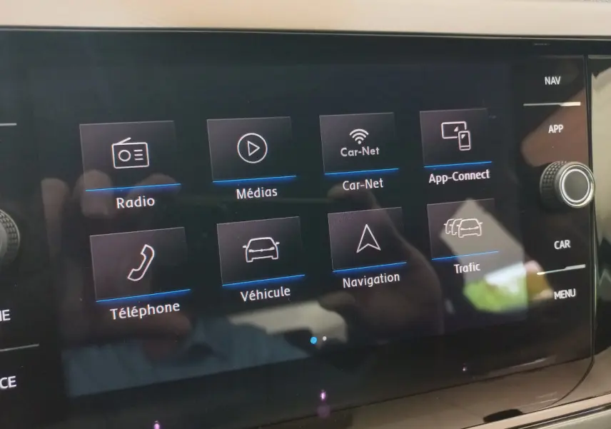 Écran tactile central noir affichant les options multimédias et navigation de la Volkswagen Polo 2020.