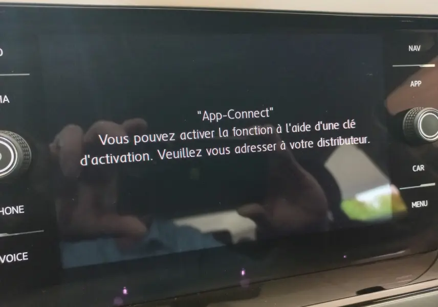 Écran tactile central de la Volkswagen Polo noire 2020 affichant un message d'activation App-Connect