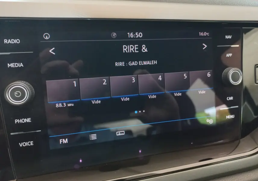 Écran tactile central noir de la Volkswagen Polo 2020 affichant une station radio FM à 16h50