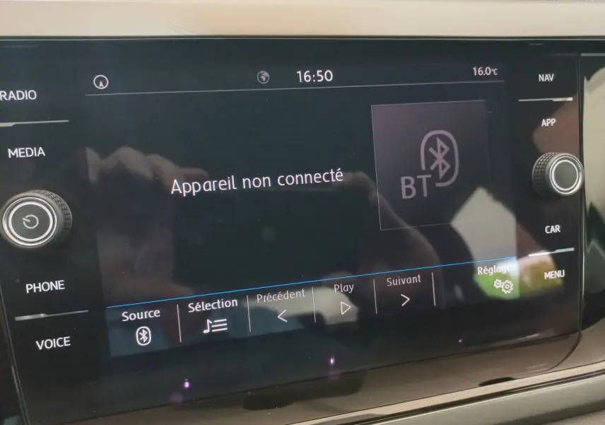 Écran tactile central de la Volkswagen Polo 2020 affichant "Appareil non connecté" en mode Bluetooth.
