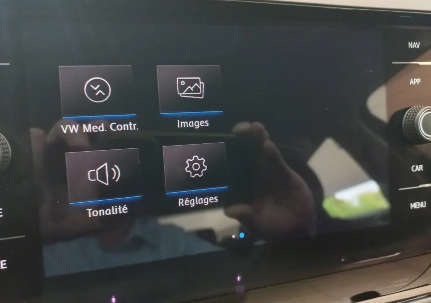 Écran tactile central de la Volkswagen Polo 2020 affichant les options média et réglages, vue rapprochée intérieure.