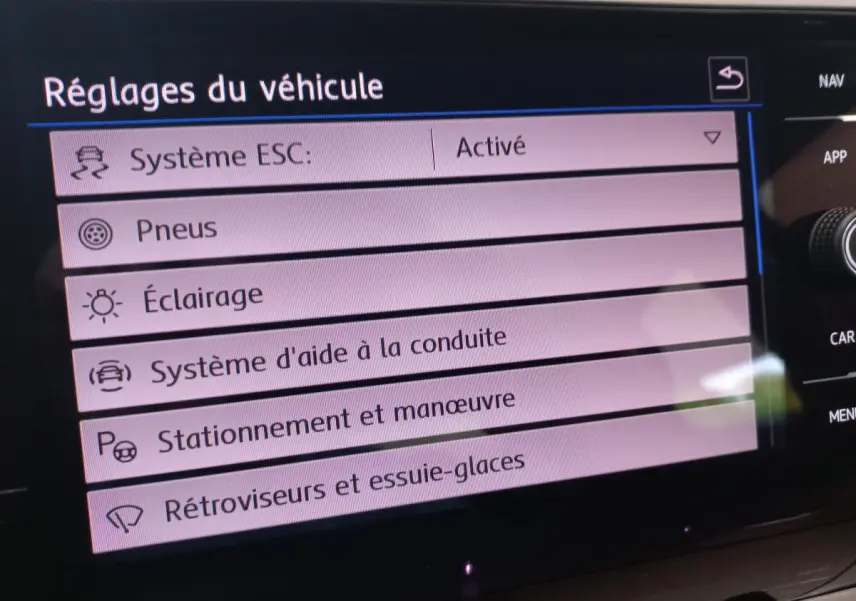Écran tactile du système de réglages du Volkswagen Polo 1.0 TSI 95 DSG7 Lounge Business affichant les options d'aide à la conduite.