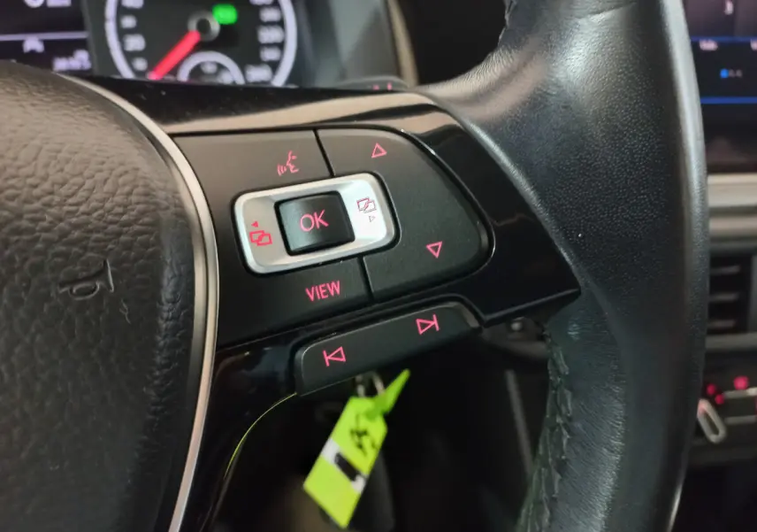 Gros plan sur les commandes au volant cuir noir de la Volkswagen Polo 1.0 TSI 95 DSG7 Lounge Business 2020.