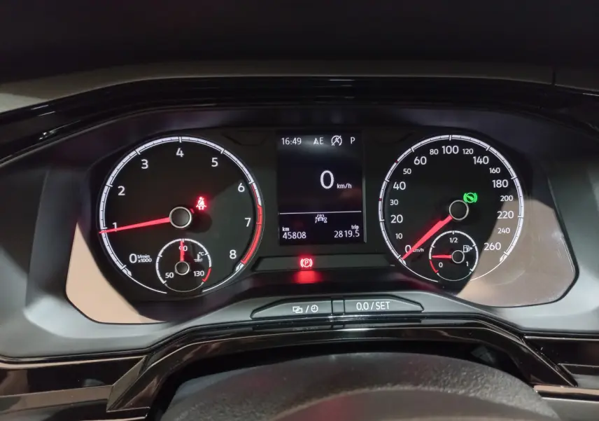 Tableau de bord numérique de Volkswagen Polo noire 2020, affichage multifonctions avec compte-tours et vitesse à zéro km/h.