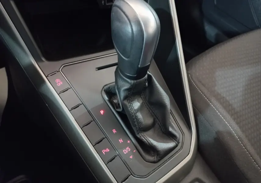 Le levier de vitesse automatique noir de la Volkswagen Polo 2020, vu en gros plan côté passager.