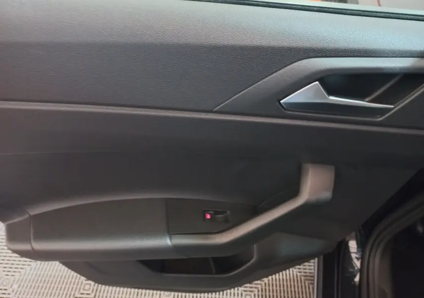 Poignée intérieure côté gauche de porte noire de Volkswagen Polo 2020 finition Lounge Business.