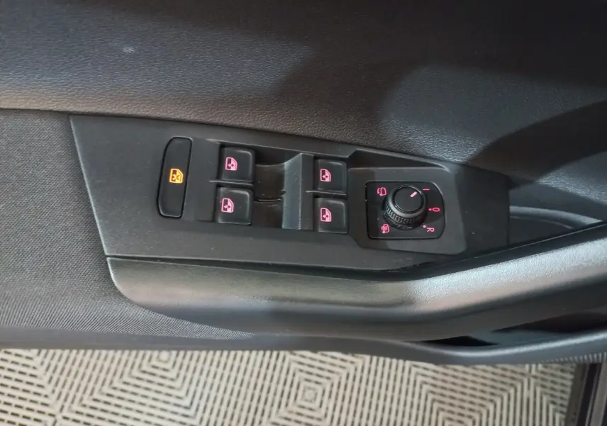 Panneau de commandes des vitres et rétroviseurs côté conducteur de la Volkswagen Polo noire 2020.