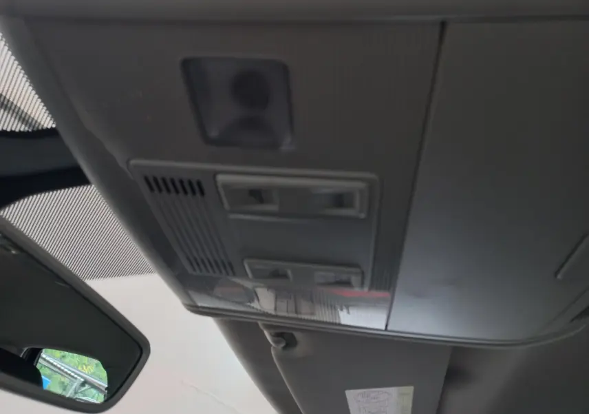 Vue en contre-plongée du plafonnier intérieur gris clair de la Volkswagen Polo noire de 2020.