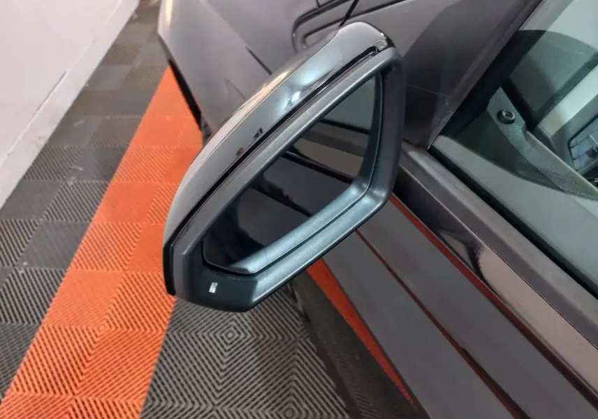 Rétroviseur côté gauche noir de Volkswagen Polo 1.0 TSI 95 DSG7 Lounge Business 2020, vue rapprochée en intérieur.