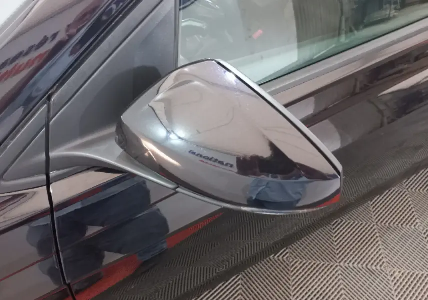 Rétroviseur extérieur côté gauche noir brillant de la Volkswagen Polo 1.0 TSI 95 DSG7 Lounge Business vue en gros plan.