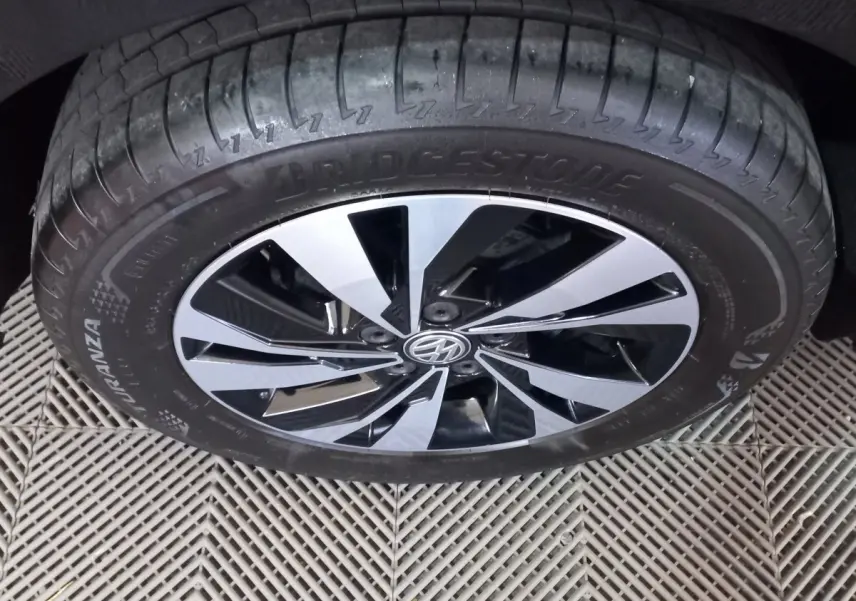 Gros plan sur la roue avant droite noire d'une Volkswagen Polo 2020 avec jante alliage bicolore moderne