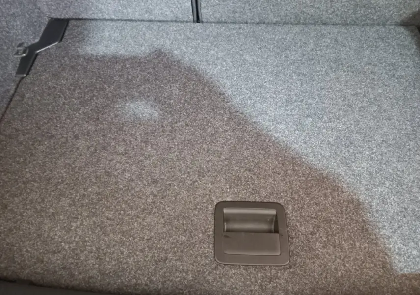 Gros plan sur le revêtement gris du coffre de la Volkswagen Polo 1.0 TSI 95 DSG7 Lounge Business 2020.