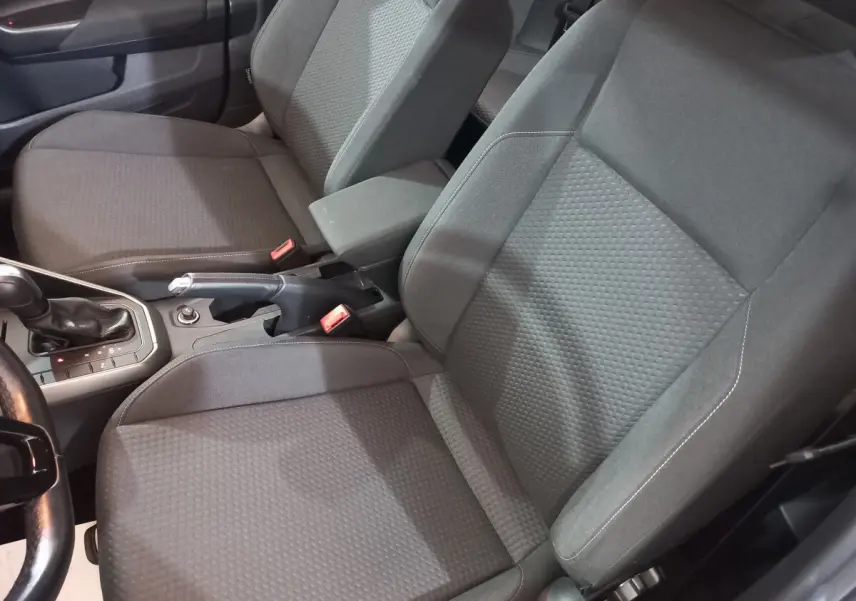 Vue rapprochée des sièges avant gris foncé et de la console centrale d'une Volkswagen Polo 2020 noire.