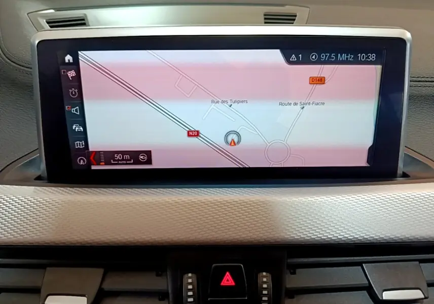 Écran tactile 8,8 pouces affichant la navigation 3D dans l'habitacle du BMW X1 blanc sDrive18i M Sport 2022.