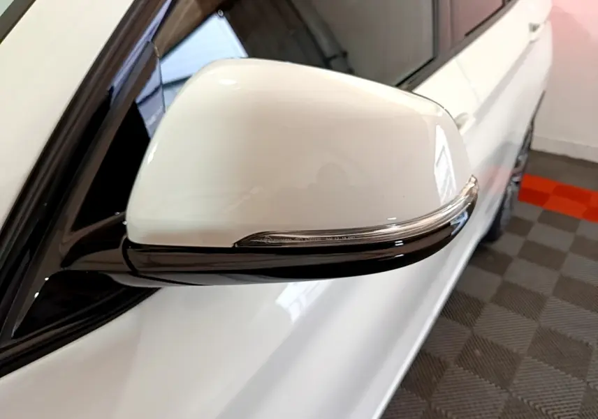 Rétroviseur droit blanc avec clignotant intégré sur BMW X1 sDrive18i M Sport DKG7, vue rapprochée côté conducteur.