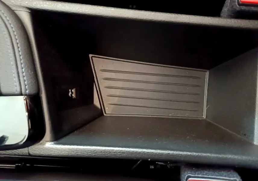 Gros plan sur le compartiment de rangement noir avec port USB, intérieur de la BMW X1 sDrive18i M Sport blanc 2022.