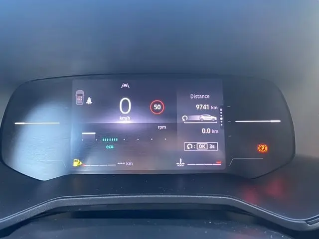 Tableau de bord numérique 7 pouces de Renault Clio V gris schiste, affichant vitesse, distance et alertes de sécurité.