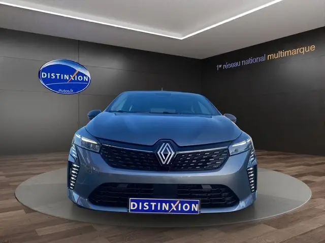 Vue frontale d'une Renault Clio V gris schiste avec éclairage LED Pure Vision et calandre noire brillante.