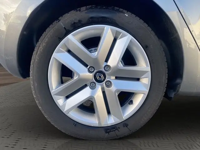 Gros plan sur la jante alliage argentée 16'' Amiticia d'une Renault Clio V gris schiste, côté droit arrière.