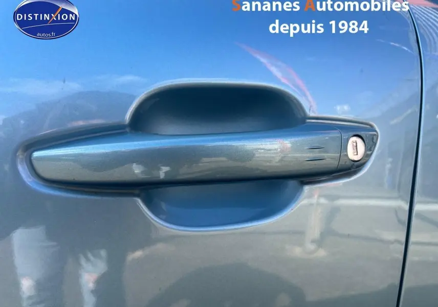 Poignée de porte avant droite bleu clair métallisé d'une Citroën C4 2021 avec serrure visible.