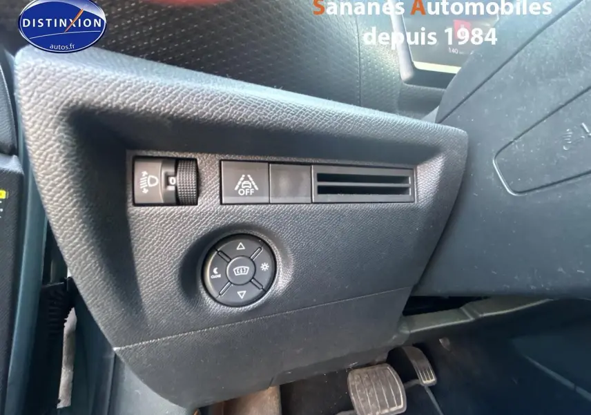Détail du tableau de bord côté gauche avec commandes d’éclairage et réglages sur Citroën C4 bleu clair 2021