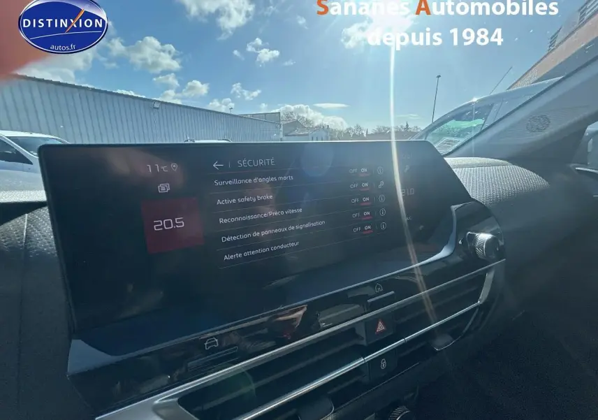 Vue intérieure de la tablette tactile 10'' du tableau de bord du Citroën C4 bleu clair, affichant les options de sécurité.