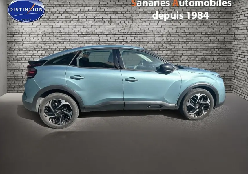 Profil droit d'une Citroën C4 bleu clair 2021 avec jantes alliage noires et toit noir contrasté.