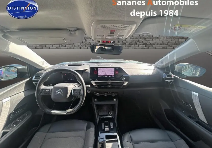 Vue intérieure avant de la Citroën C4 2021, tableau de bord moderne avec écran tactile et sièges noirs en textile et cuir.