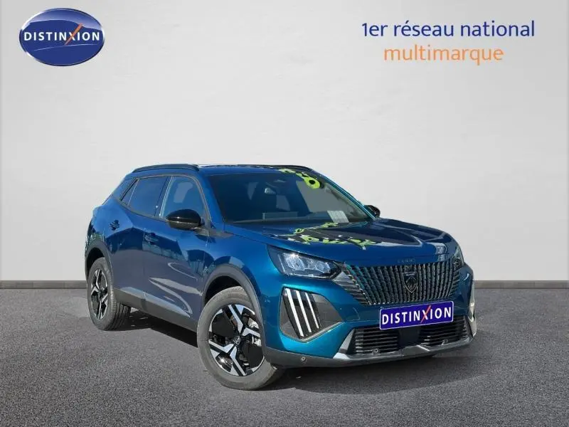Peugeot 2008 hybride bleu Obsession en 3/4 avant droit, avec calandre verticale et jantes noires distinctives.
