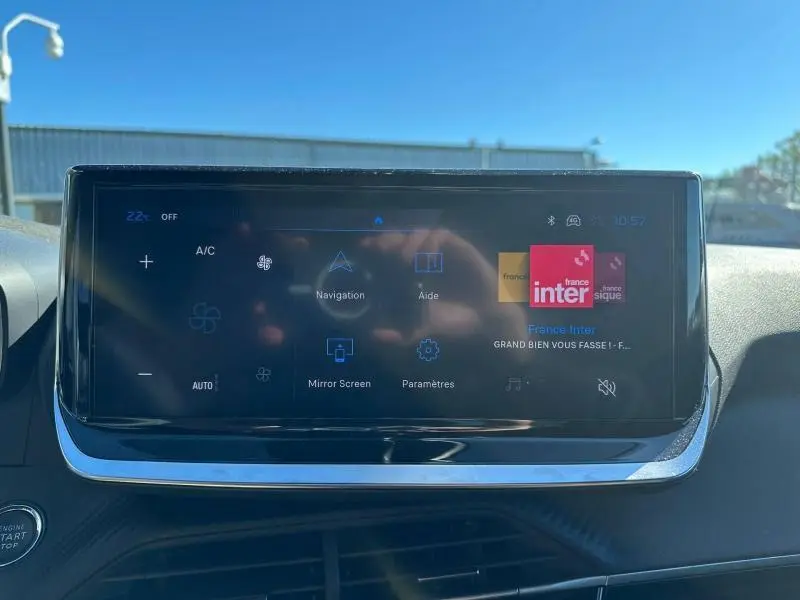 Écran tactile central du tableau de bord du Peugeot 2008 2025, affichant les options de navigation et climatisation.