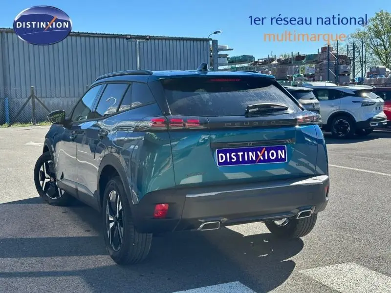 Vue 3/4 arrière droite d’un Peugeot 2008 bleu Obsession 2025 avec feux arrière LED et double sortie d’échappement.