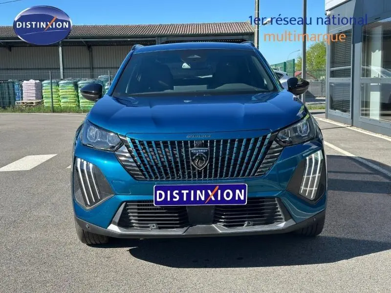 Vue frontale du Peugeot 2008 1.2 Hybrid bleu Obsession avec calandre verticale et feux LED distinctifs.