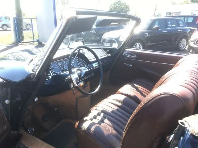 Intérieur du cabriolet Citroën DS3 DS21 Chapron 1967 bleu marine, vue côté conducteur avec tableau de bord vintage.