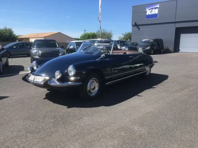 Citroën DS21 Cabriolet Chapron bleu marine vue 3/4 avant droit, capote ouverte, style classique 1967.