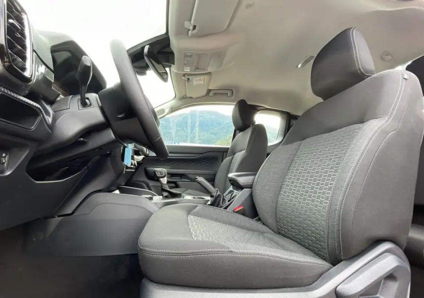 Intérieur du Ford Ranger 2025 XLT Supercab, vue côté conducteur sur les sièges tissu gris et le tableau de bord.