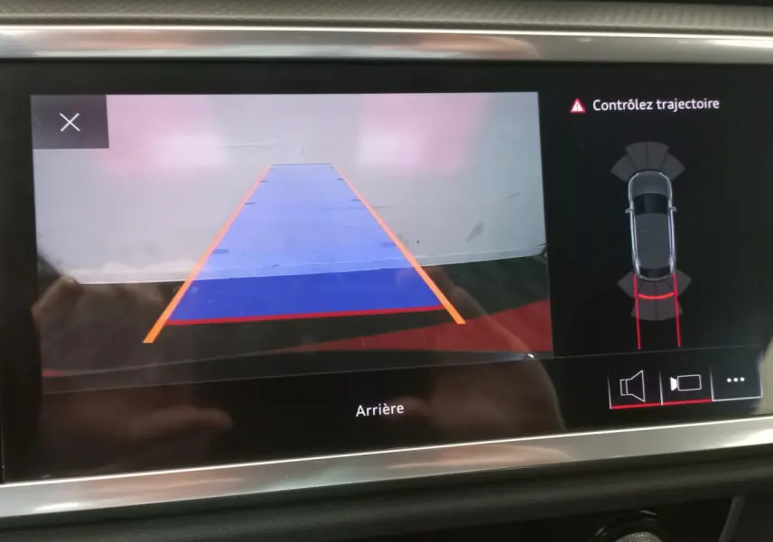 Affichage caméra de recul avec guidage coloré sur écran tactile de l'Audi Q3 Sportback noir, vue intérieure du tableau de bord.