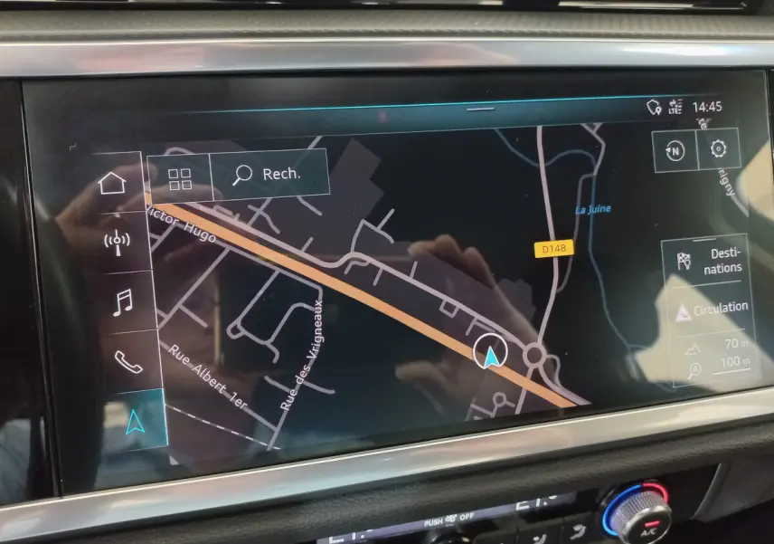 Écran tactile du système de navigation de l’Audi Q3 Sportback 35 TDI, affichant une carte routière détaillée.