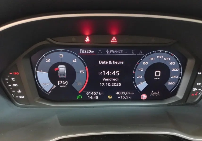 Tableau de bord numérique de l'Audi Q3 Sportback noir, affichant vitesse, compte-tours et informations de conduite.