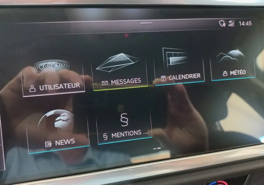 Écran tactile central de l'Audi Q3 Sportback noir 2020 affichant menu utilisateur, messages et météo.