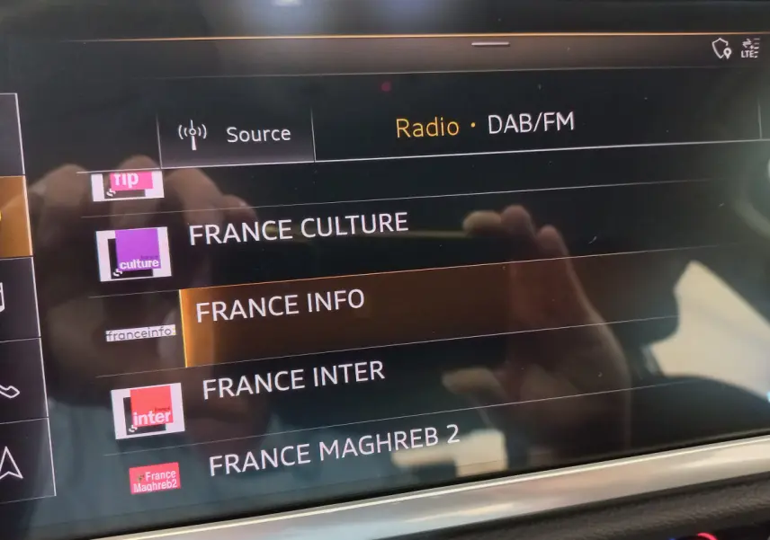 Écran tactile central de l'Audi Q3 Sportback 35 TDI 150 S tronic Business Line affichant les stations radio DAB/FM.