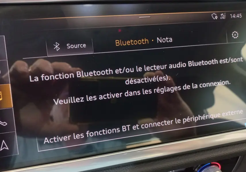 Écran tactile central affichant un message Bluetooth dans l'habitacle noir d'un Audi Q3 Sportback 2020.