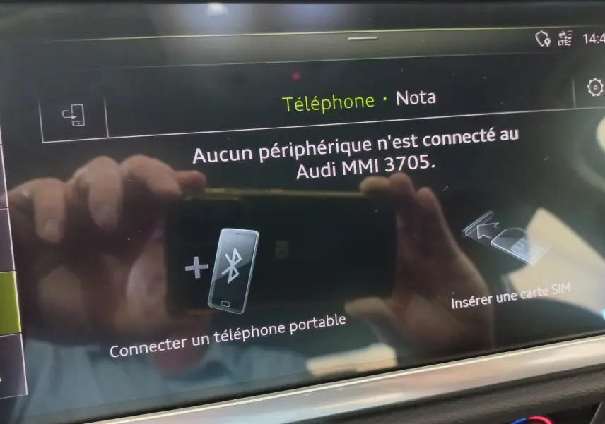 Écran tactile central de l’Audi Q3 Sportback noir 2020 affichant la connexion Bluetooth pour téléphone portable.