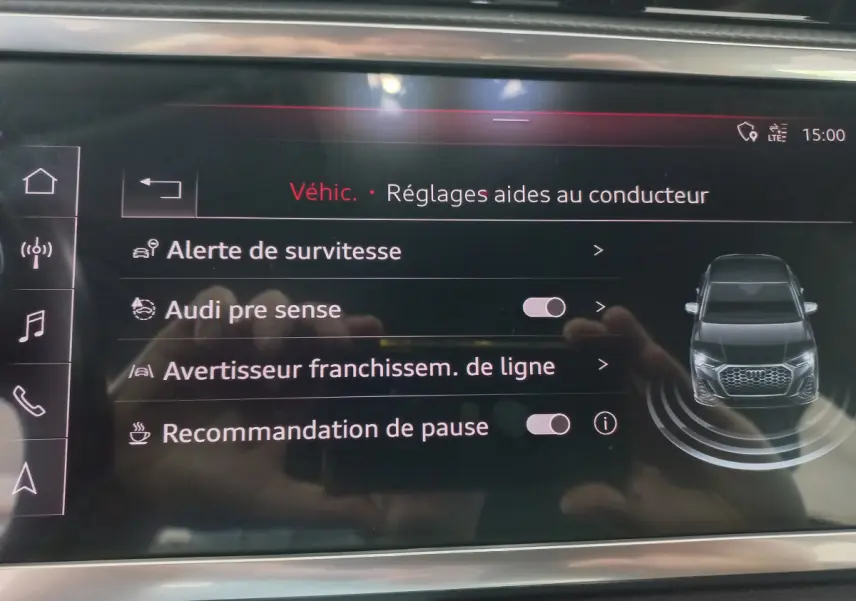 Écran tactile intérieur affichant les aides à la conduite du tableau de bord de l’Audi Q3 Sportback noir.