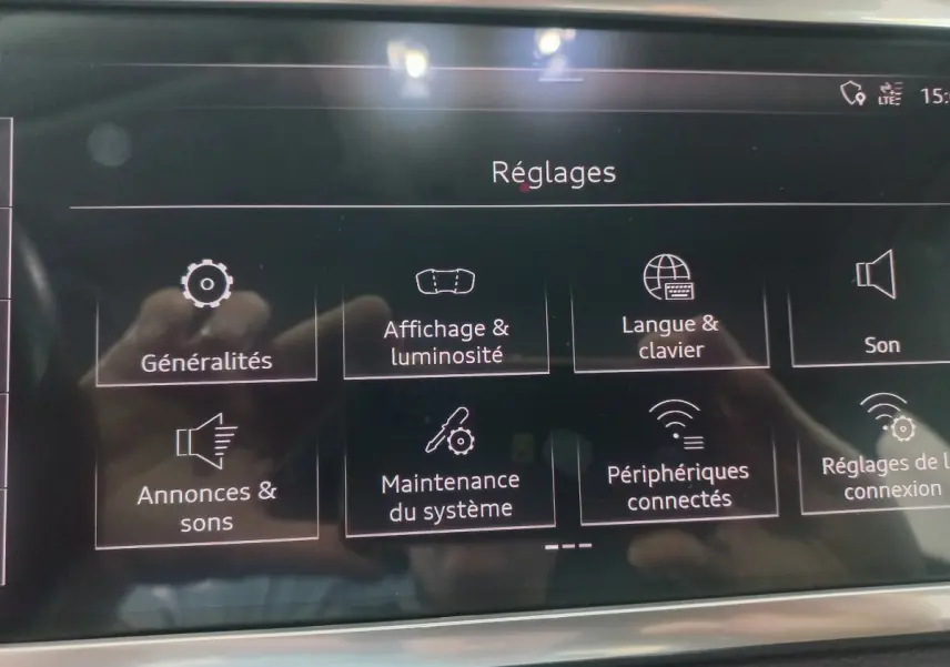 Écran tactile du système multimédia affichant le menu Réglages dans l'Audi Q3 Sportback noir de 2020.