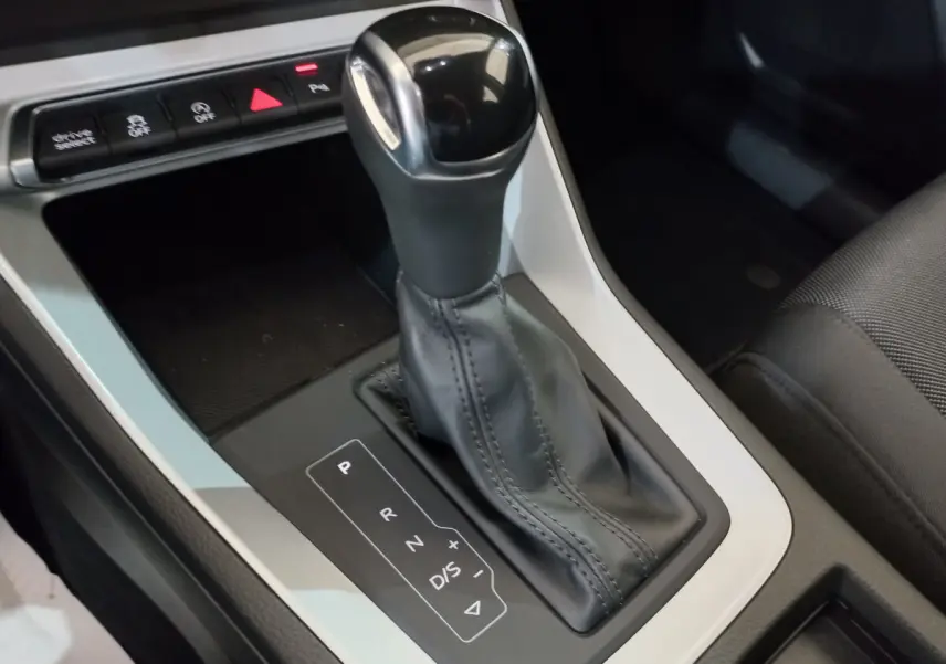 Le levier de vitesses automatique noir de l'Audi Q3 Sportback 35 TDI, vu en gros plan côté console centrale.