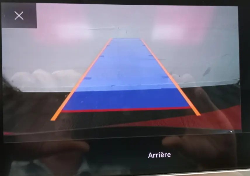 Vue arrière de l'Audi Q3 Sportback noir affichée sur l'écran de la caméra de recul avec guidage coloré.