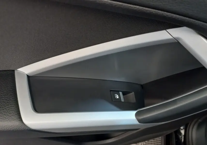 Détail de la commande de lève-vitre côté conducteur de l'Audi Q3 Sportback noir, finition Business Line 2020.