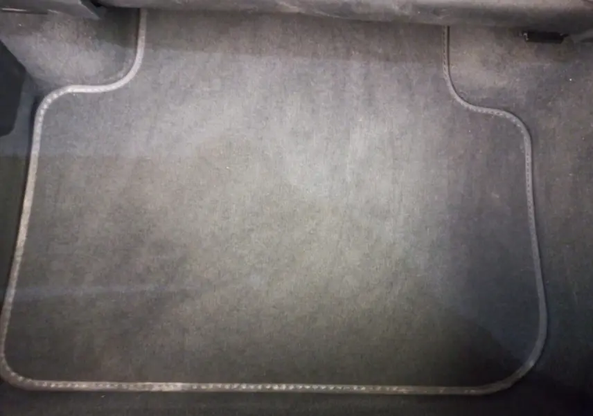 Tapis de sol noir de l'Audi Q3 Sportback 35 TDI 150 S tronic Business Line vu de dessus, sans autres éléments visibles.