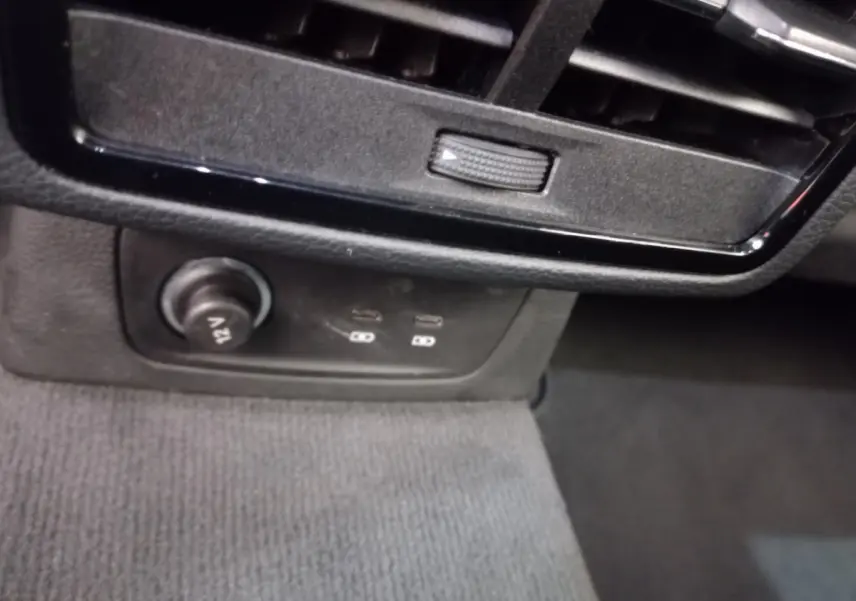 Prise 12V et ports USB noirs sous la sortie d'air dans l'habitacle de l'Audi Q3 Sportback 35 TDI 2020.