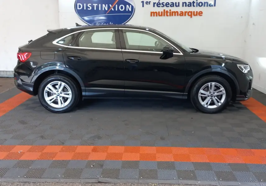 Audi Q3 Sportback noir vue de profil côté gauche, avec lignes fluides et jantes alliage argentées.